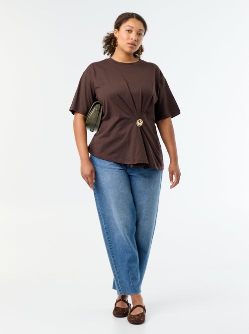 T-shirt drapeada com joia dourada tipo broche - Kiabi T-shirt drapeada com joia dourada tipo broche - Kiabi