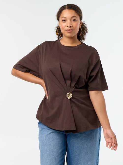 T-shirt drapeada com joia dourada tipo broche - Kiabi T-shirt drapeada com joia dourada tipo broche - Kiabi