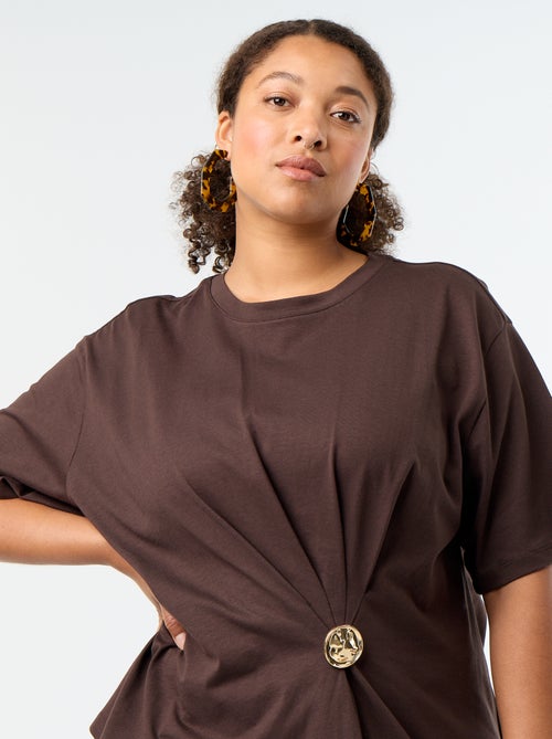 T-shirt drapeada com joia dourada tipo broche - Kiabi T-shirt drapeada com joia dourada tipo broche - Kiabi