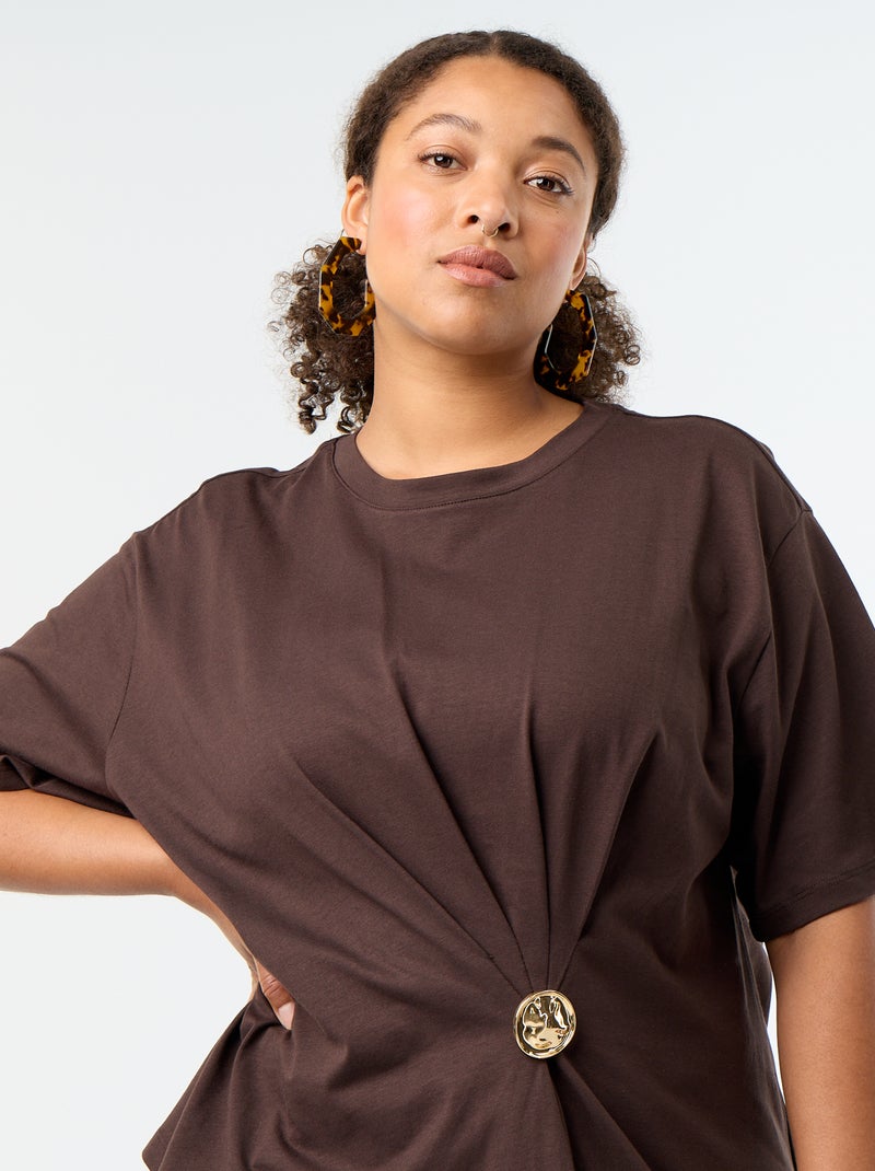 T-shirt drapeada com joia dourada tipo broche Castanho - Kiabi