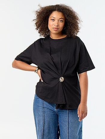 T-shirt drapeada com joia dourada tipo broche