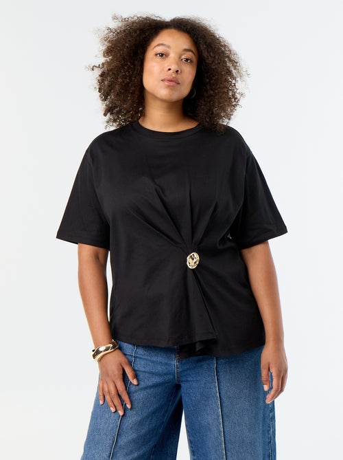 T-shirt drapeada com joia dourada tipo broche - Kiabi T-shirt drapeada com joia dourada tipo broche - Kiabi