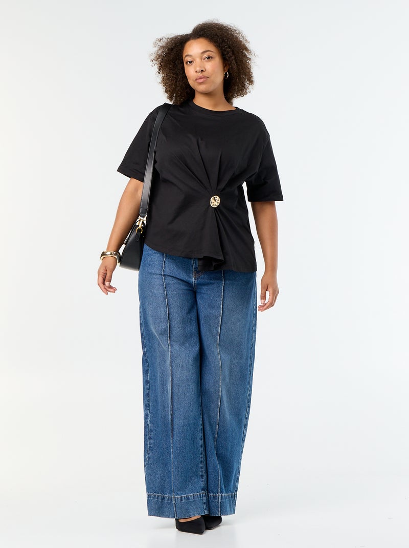 T-shirt drapeada com joia dourada tipo broche Preto - Kiabi
