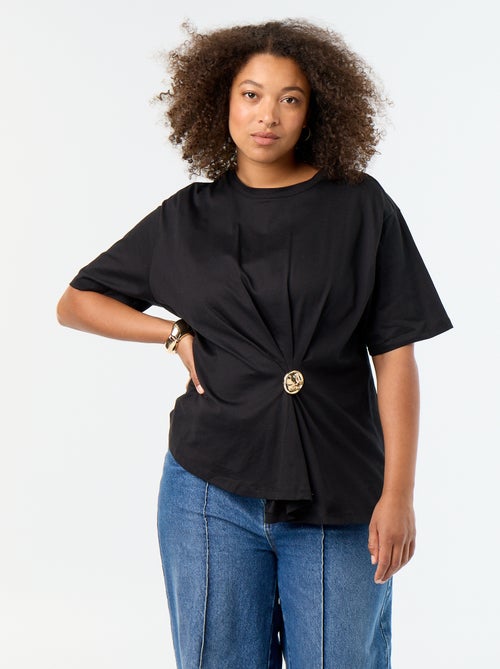 T-shirt drapeada com joia dourada tipo broche - Kiabi T-shirt drapeada com joia dourada tipo broche - Kiabi