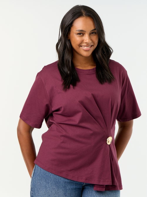 T-shirt drapeada com joia dourada tipo broche - Kiabi