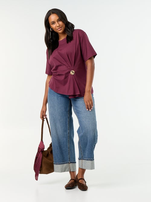 T-shirt drapeada com joia dourada tipo broche - Kiabi