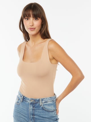 T-shirt elástica com gola quadrada
