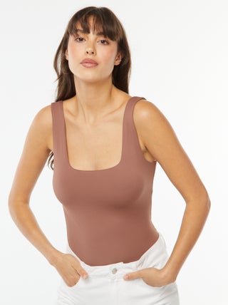 T-shirt elástica com gola quadrada