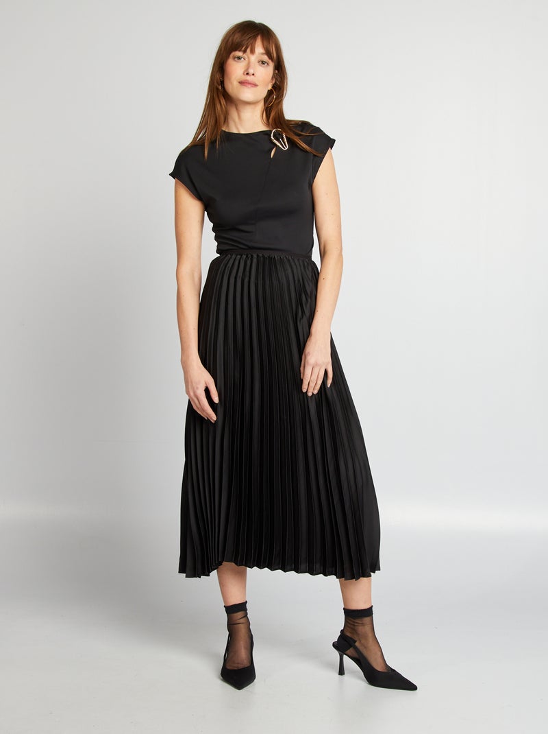 T-shirt em cetim com fivela metálica na gola Preto - Kiabi