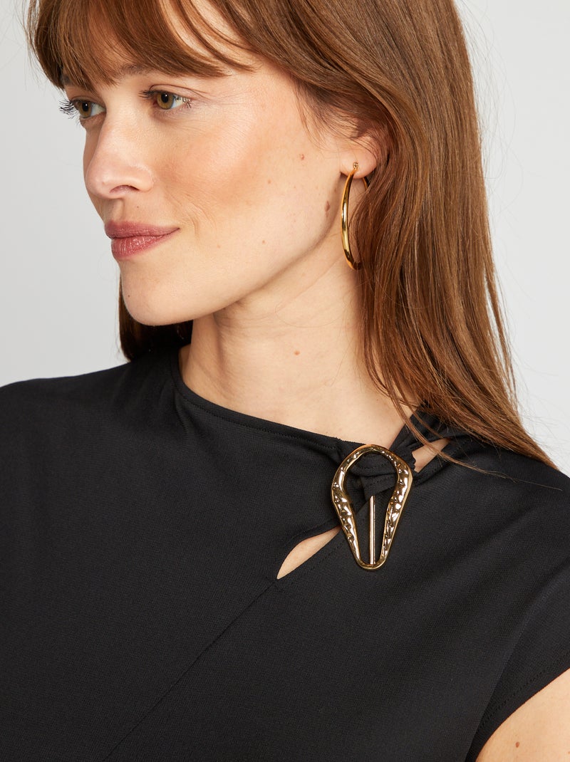 T-shirt em cetim com fivela metálica na gola Preto - Kiabi