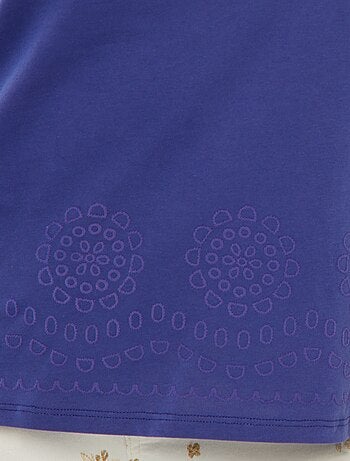T-shirt em jersey com bordado na base