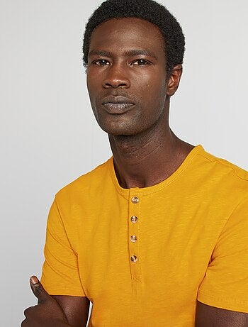 T-shirt em jersey com gola tunisina