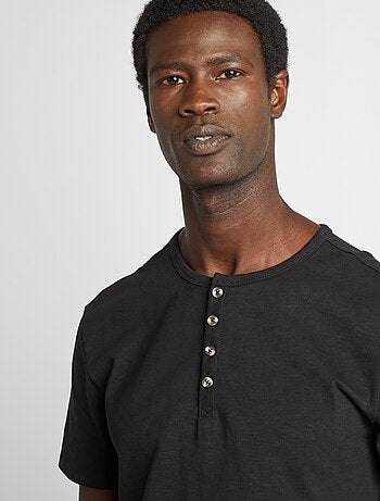 T-shirt em jersey com gola tunisina