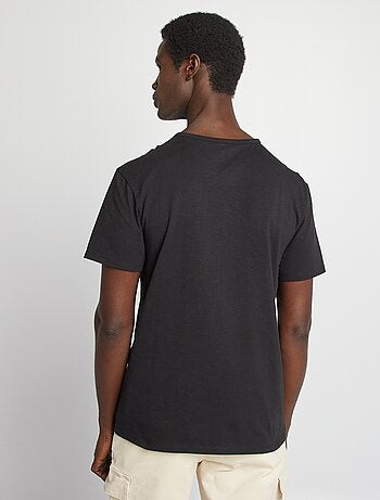 T-shirt em jersey com gola tunisina