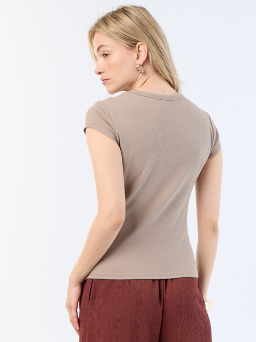 T-shirt em jersey de mangas curtas com textura canelada - Kiabi T-shirt em jersey de mangas curtas com textura canelada - Kiabi