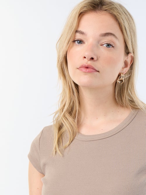 T-shirt em jersey de mangas curtas com textura canelada - Kiabi T-shirt em jersey de mangas curtas com textura canelada - Kiabi