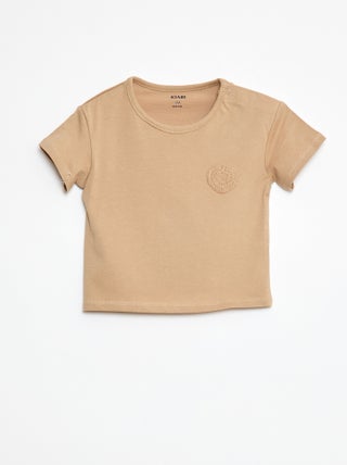 T-shirt em jersey que abre com molas de pressão no ombro