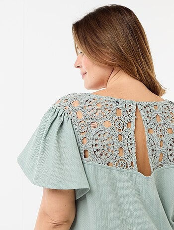 T-shirt em malha crepe e macramé