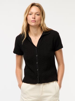 T-shirt em malha croché com colarinho de polo