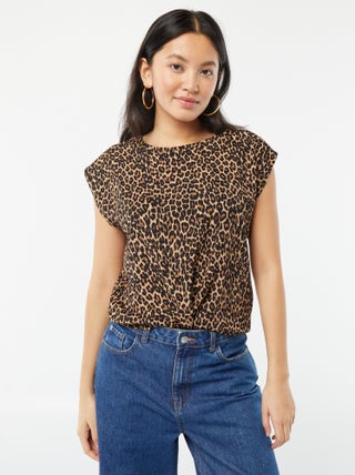 T-shirt em material fantasia com mangas de morcego