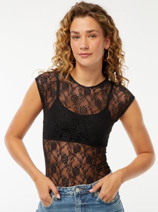 T-shirt em renda ajurada