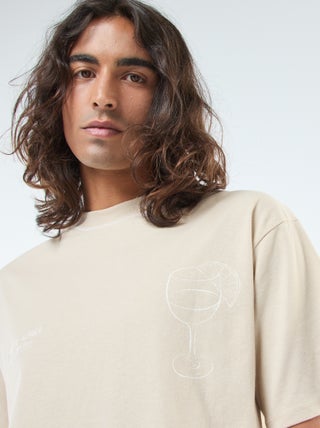 T-shirt estampada com bordado frontal e estampado atrás