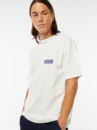 T-shirt estampada com bordado frontal e estampado atrás