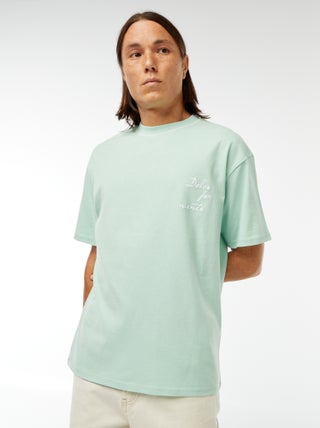 T-shirt estampada com bordado frontal e estampado atrás