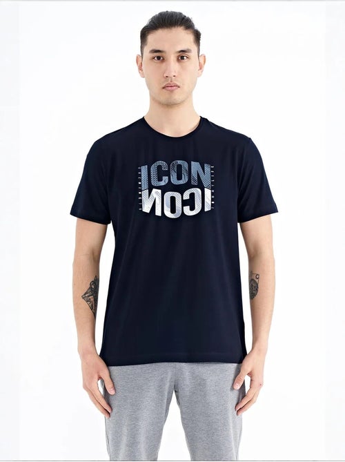 T-shirt estampada de gola redonda com patch tommy - Kiabi T-shirt estampada de gola redonda com patch tommy - Kiabi