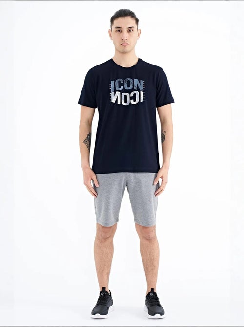 T-shirt estampada de gola redonda com patch tommy - Kiabi T-shirt estampada de gola redonda com patch tommy - Kiabi