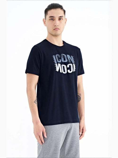 T-shirt estampada de gola redonda com patch tommy - Kiabi T-shirt estampada de gola redonda com patch tommy - Kiabi