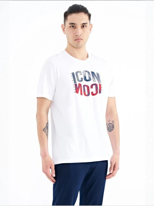 T-shirt estampada de gola redonda com patch tommy - Kiabi T-shirt estampada de gola redonda com patch tommy - Kiabi