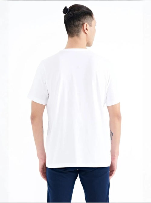 T-shirt estampada de gola redonda com patch tommy - Kiabi T-shirt estampada de gola redonda com patch tommy - Kiabi