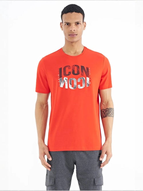 T-shirt estampada de gola redonda com patch tommy - Kiabi T-shirt estampada de gola redonda com patch tommy - Kiabi
