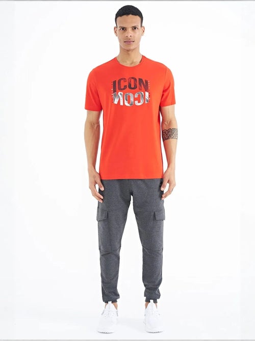 T-shirt estampada de gola redonda com patch tommy - Kiabi T-shirt estampada de gola redonda com patch tommy - Kiabi