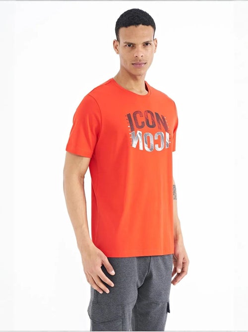 T-shirt estampada de gola redonda com patch tommy - Kiabi T-shirt estampada de gola redonda com patch tommy - Kiabi