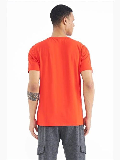 T-shirt estampada de gola redonda com patch tommy - Kiabi T-shirt estampada de gola redonda com patch tommy - Kiabi