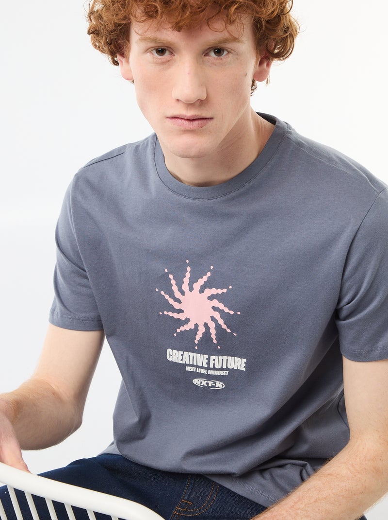 T-shirt estampado com padrão localizado em algodão liso Cinza - Kiabi