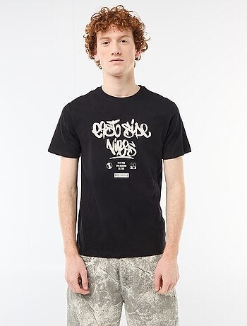 T-shirt estampado com padrão localizado em algodão liso