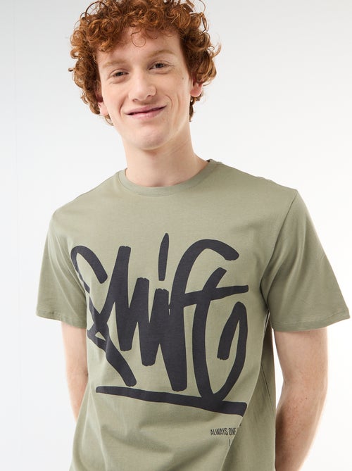 T-shirt estampado com padrão localizado em algodão liso - Kiabi