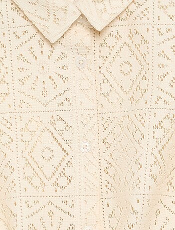 T-shirt estilo camisa em croché vazado