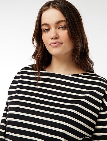 T-shirt estilo marinheiro oversize