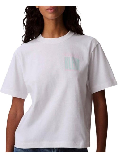 T-Shirt Feminina Calvin Klein Jeans Boxy Fit Branca - Kiabi T-Shirt Feminina Calvin Klein Jeans Boxy Fit Branca - Kiabi