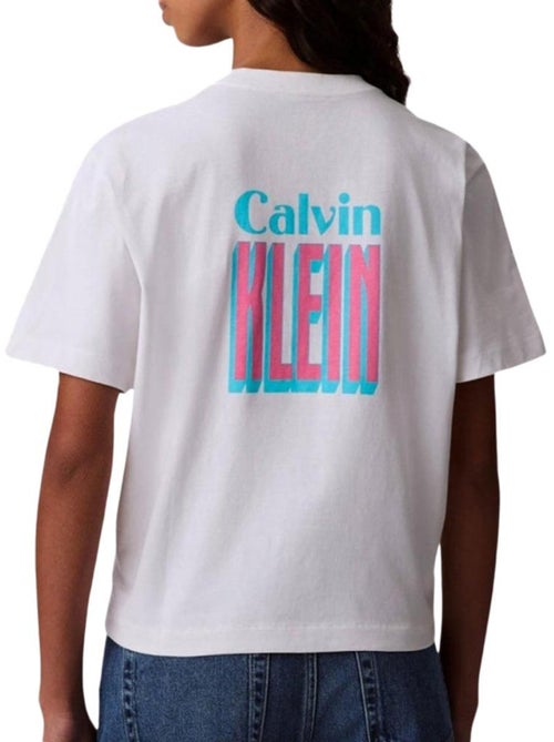 T-Shirt Feminina Calvin Klein Jeans Boxy Fit Branca - Kiabi T-Shirt Feminina Calvin Klein Jeans Boxy Fit Branca - Kiabi