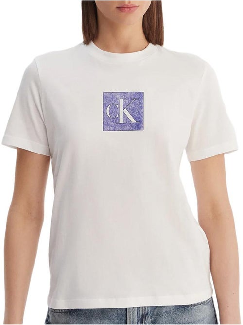 T-Shirt Feminina Calvin Klein Jeans Monogram Branca - Kiabi T-Shirt Feminina Calvin Klein Jeans Monogram Branca - Kiabi