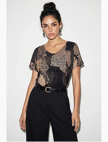 T-shirt feminina com estampado abstrato e decote em v lucci