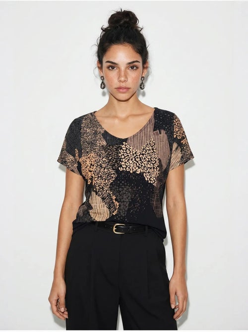 T-shirt feminina com estampado abstrato e decote em v lucci - Kiabi T-shirt feminina com estampado abstrato e decote em v lucci - Kiabi