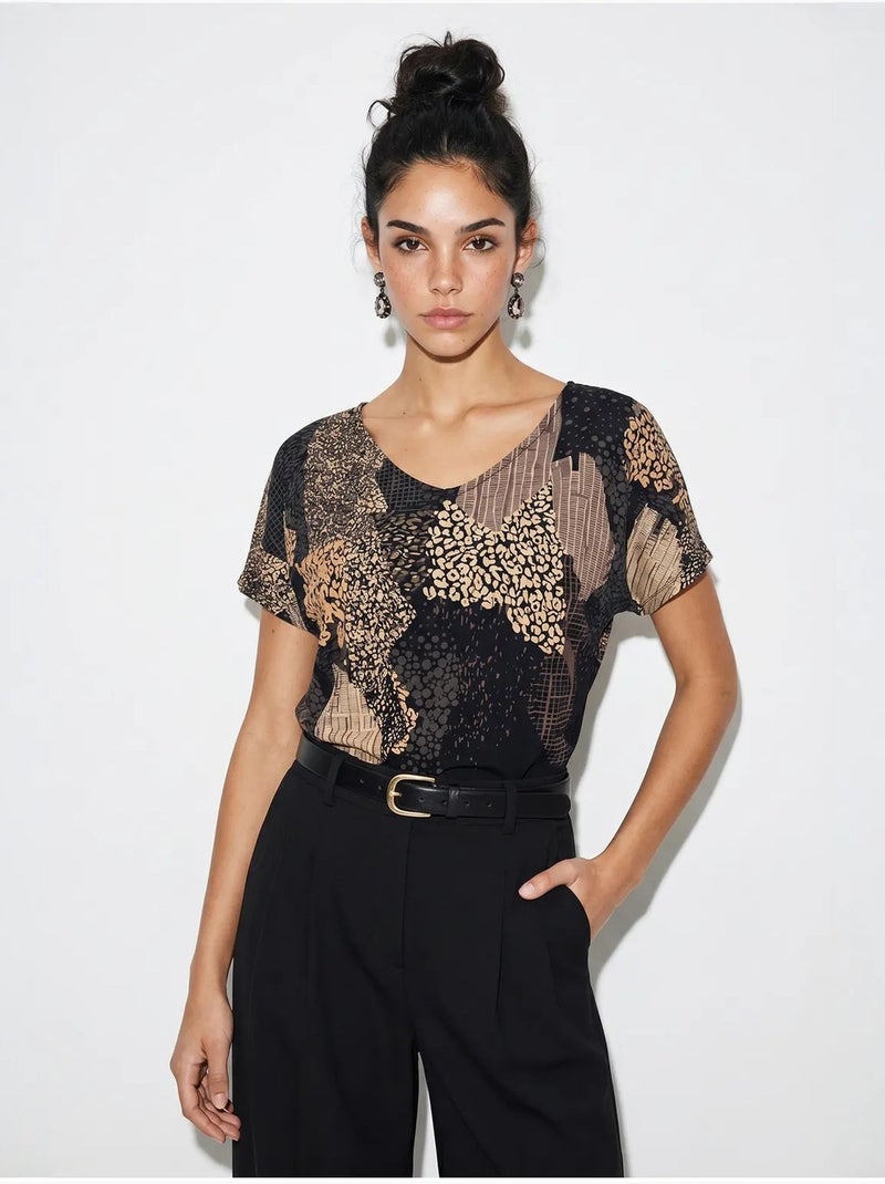 T-shirt feminina com estampado abstrato e decote em v lucci Multicolorido - Kiabi