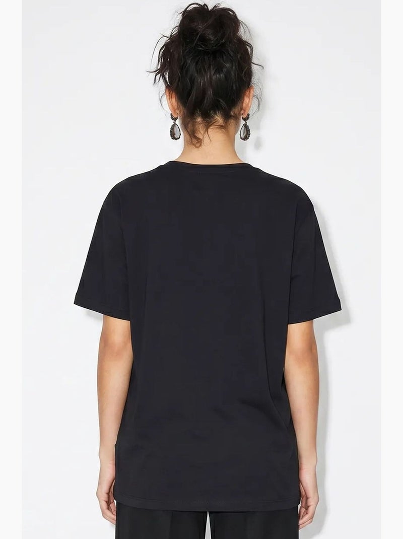 T-shirt feminina com estampado abstrato e decote em v lucci Multicolorido - Kiabi