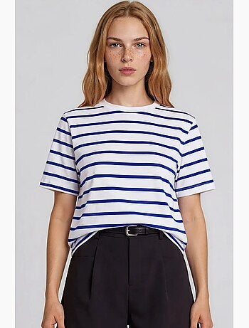 T-shirt feminina de algodão às riscas com gola redonda busem